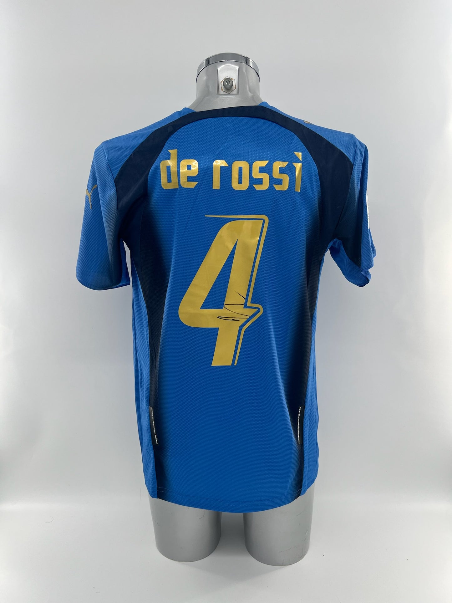 Daniele De Rossi signed Italy shirt
