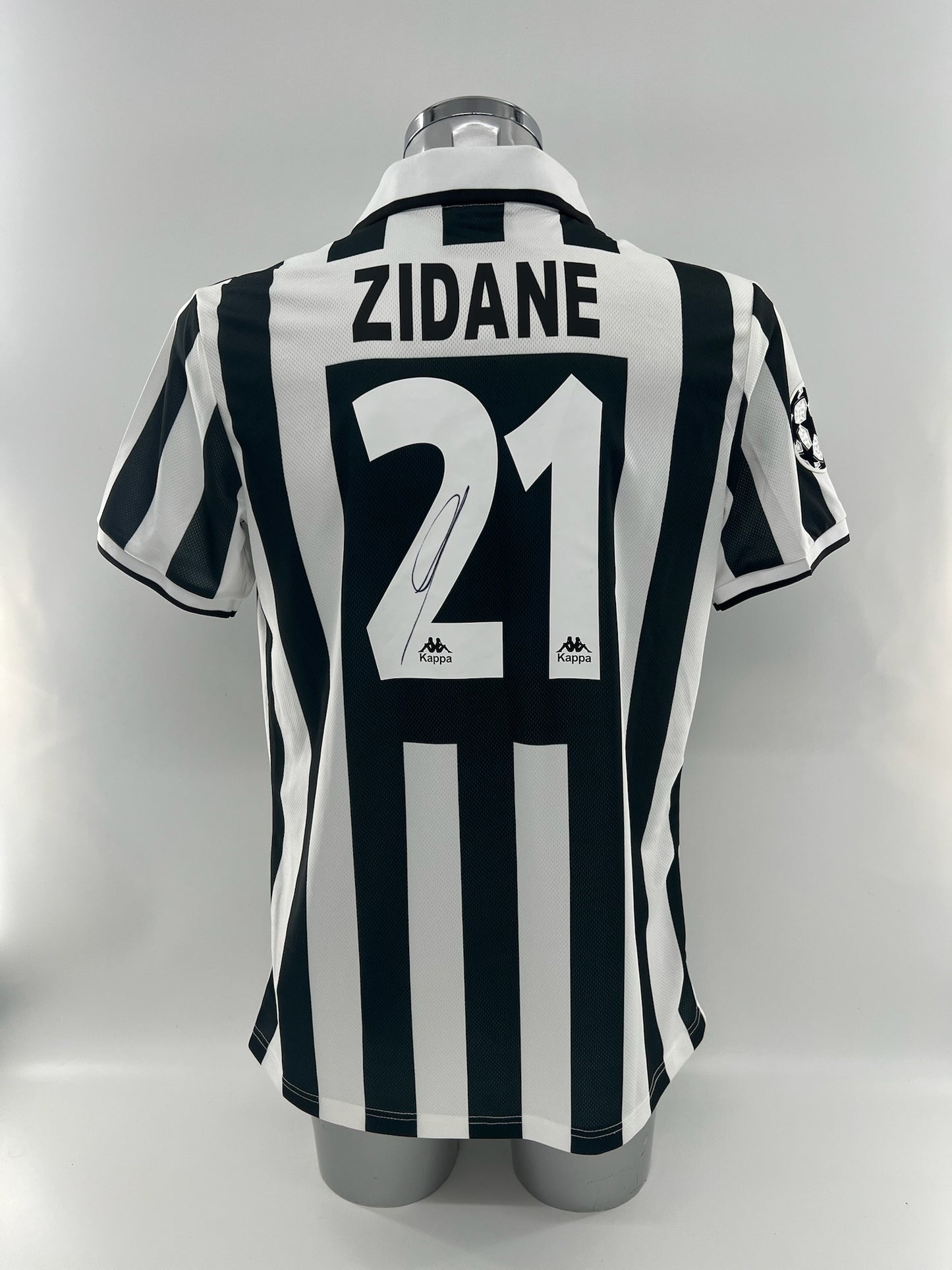 Zindedine Zidane Juventus signed shirt