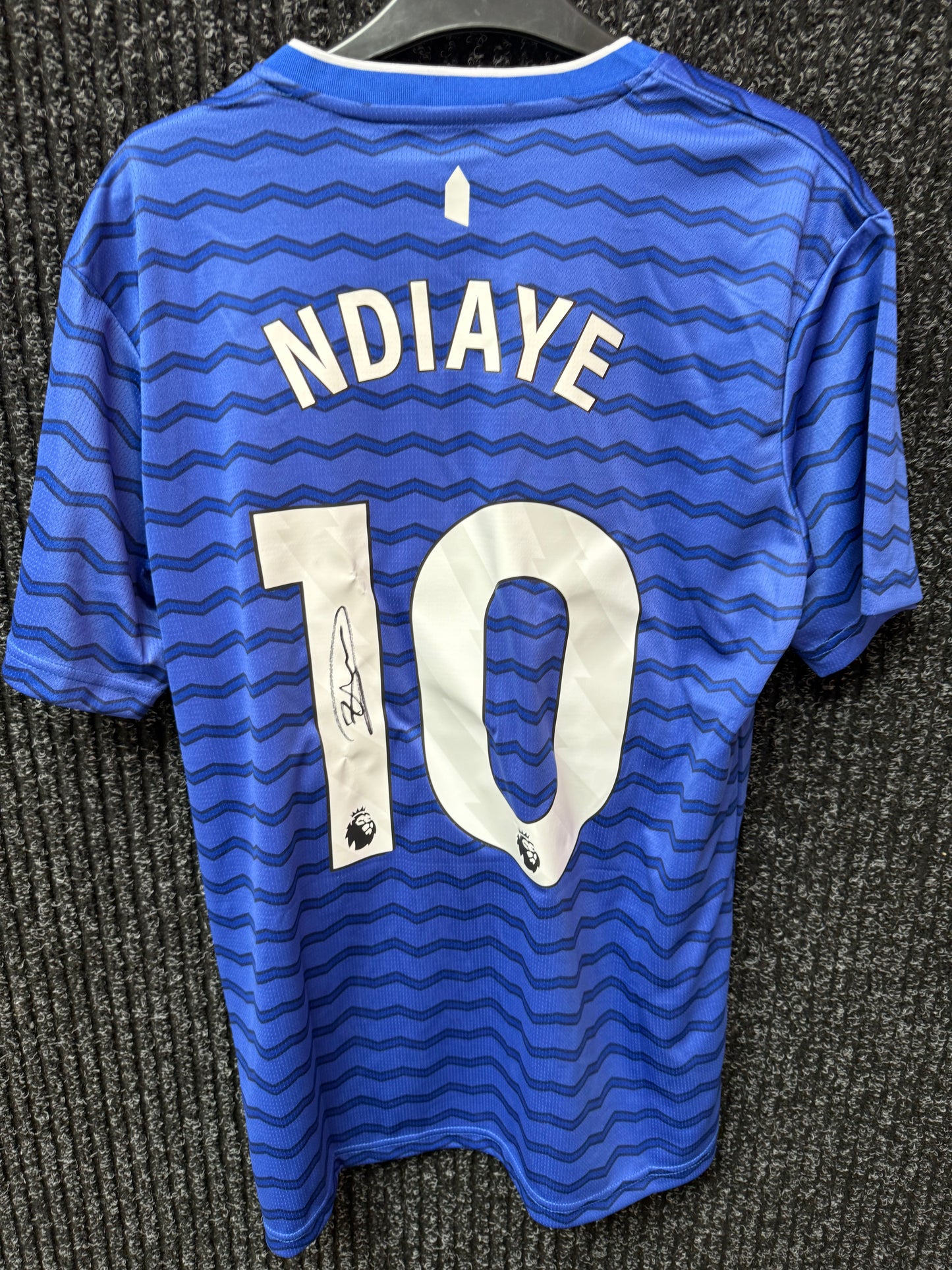 Iliman Ndiaye signed Everton shirt